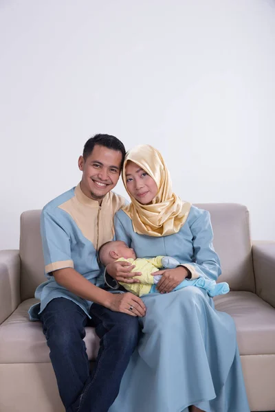 Красивая мусульманская семья с детьми вместе — стоковое фото