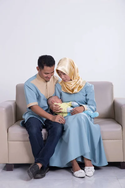 Gelukkige jonge Aziatische moslim familie — Stockfoto