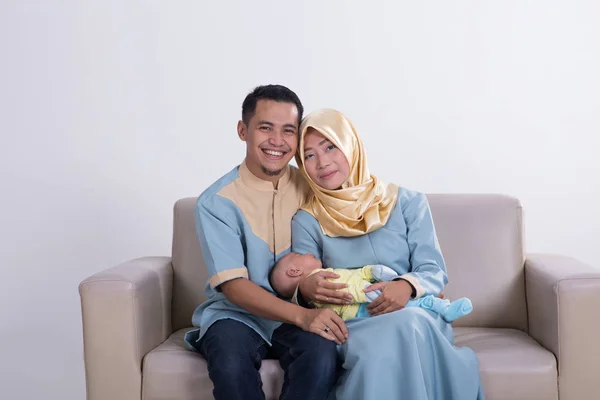 Felice giovane famiglia musulmana asiatica — Foto Stock