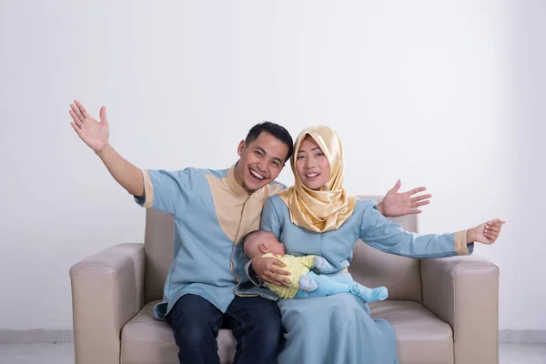 Возбужденная молодая азиатская мусульманская семья — стоковое фото