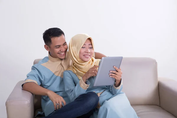 Азиатская мусульманская пара с помощью планшета — стоковое фото