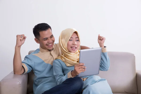 Emocionado joven asiático musulmán familia levantado brazo —  Fotos de Stock