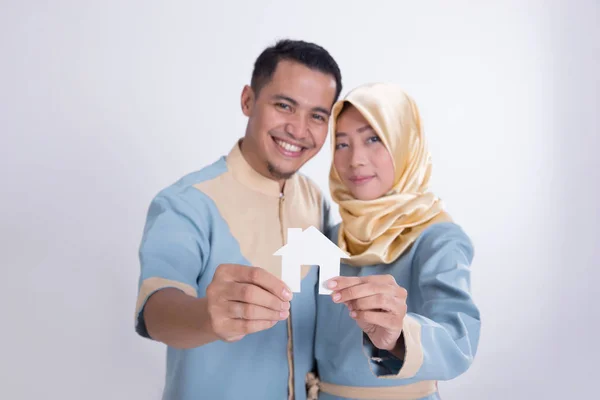 Musulmán asiático pareja holding casa signo — Foto de Stock