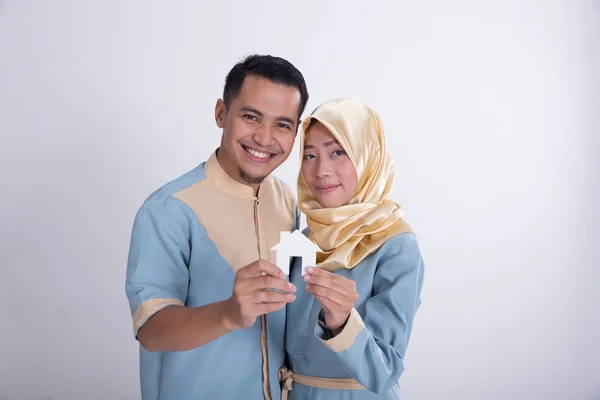 Musulmano asiatico coppia holding casa segno — Foto Stock