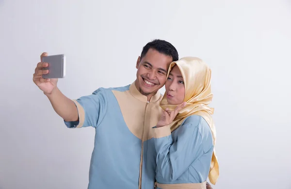Muslimisches Paar macht Selfie — Stockfoto