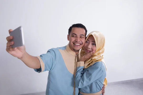 Casal muçulmano tomando selfie — Fotografia de Stock