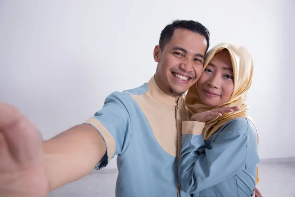 Muslimisches Paar macht Selfie — Stockfoto