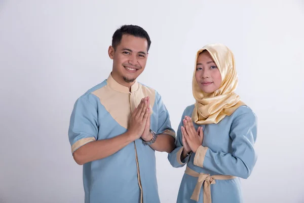 Jovem casal muçulmano saudação — Fotografia de Stock