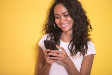 Onun mobilephone manifatura süre gülümseyen güzel Asyalı kadın