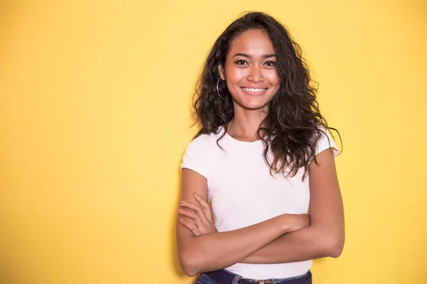 Hübsche asiatische Mädchen lächelnd mit gekreuzten Arm — Stockfoto