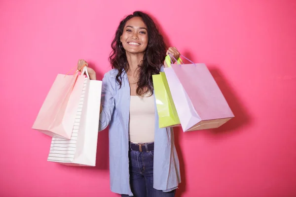 Felicità di donna asiatica portando shopping bag — Foto Stock