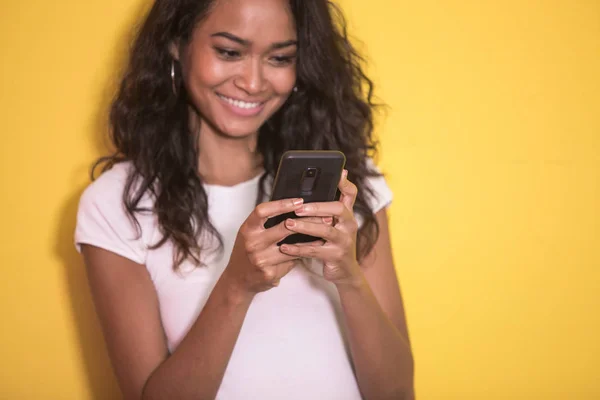 Bella asiatico donna sorridente mentre sms su il suo cellulare — Foto Stock