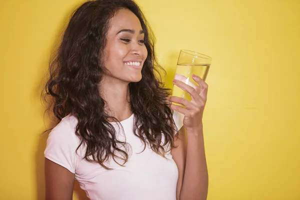 Asiatisk tjej med vackert leende och hålla ett glas vatten — Stockfoto