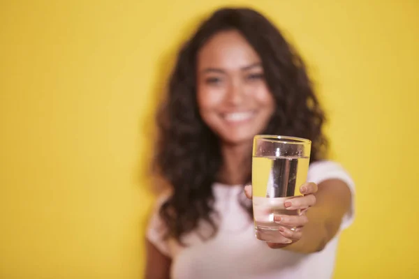 Een glas mineraalwater houden door Aziatische meisje — Stockfoto