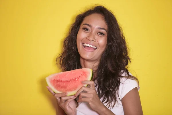 Schöne asiatische Mädchen mit frischen Wassermelone — Stockfoto