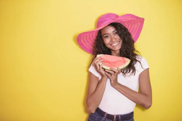 Schöne asiatische Mädchen trägt Sommermütze mit frischer Wassermelone — Stockfoto