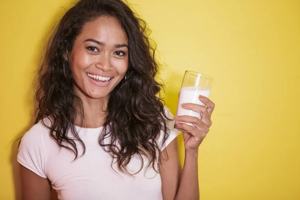 Schöne asiatische Frau mit einem Glas frischer Milch — Stockfoto