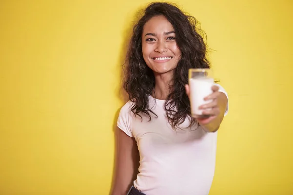 Schöne asiatische Frau bietet ein Glas frische Milch — Stockfoto