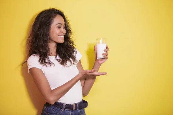 Schöne asiatische Frau lächelt, während prresenting ein Glas Milch — Stockfoto