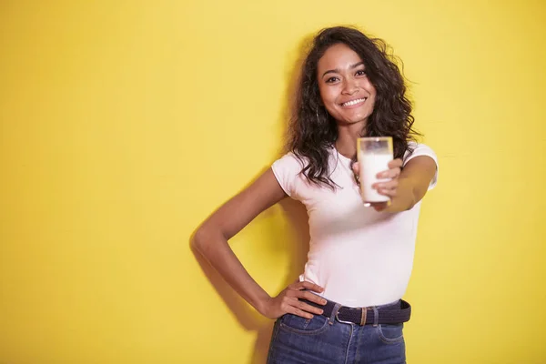 Schöne asiatische Frau bietet ein Glas frische Milch — Stockfoto