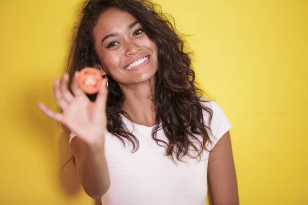 Schöne asiatische Frau lächelnd mit Tomatenscheiben — Stockfoto