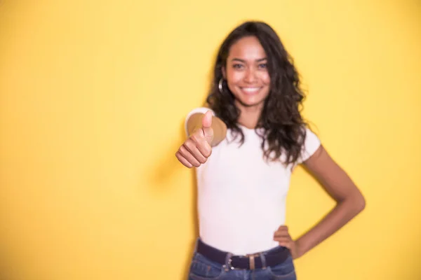 Portret Van Mooi Aziatisch Meisje Glimlachend Terwijl Hij Duimen Toestond — Stockfoto