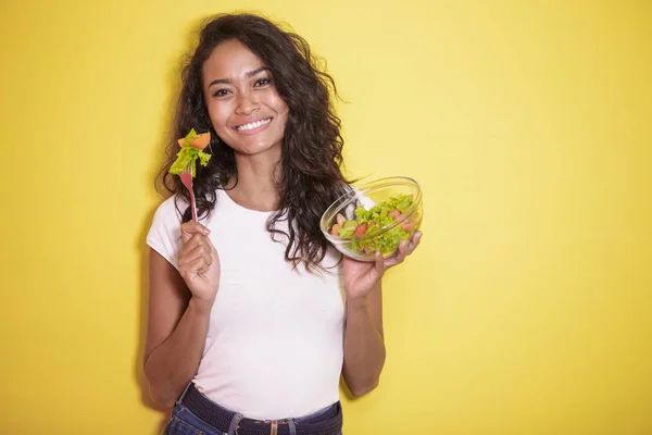 Gesunde asiatische Frau isst eine Schüssel Salat — Stockfoto