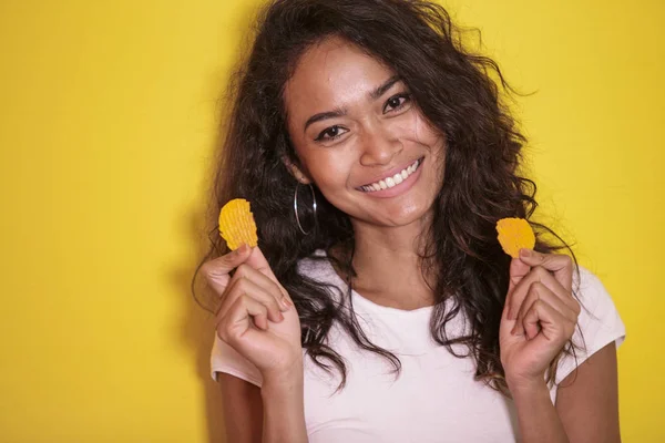 Ziemlich asiatische Frau essen Kartoffelchips — Stockfoto