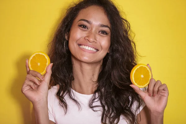 Выразительная азиатская женщина с ломтиками свежего лимона — стоковое фото