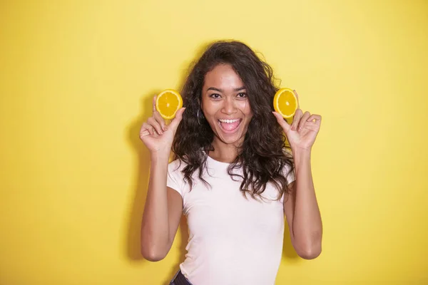 Espressiva donna asiatica con fette di limone fresco — Foto Stock