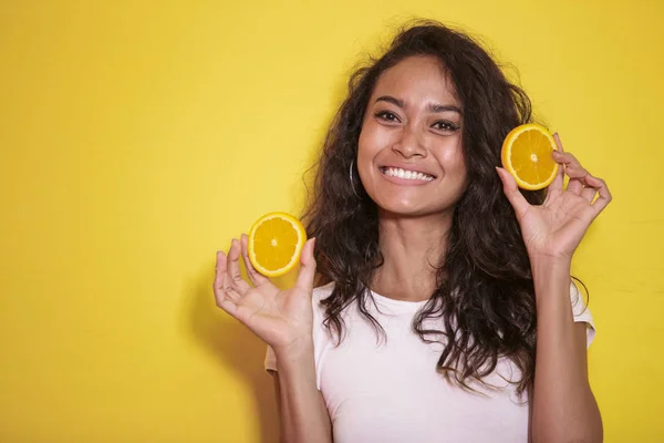 Expressif asiatique femme avec tranches de citron frais — Photo