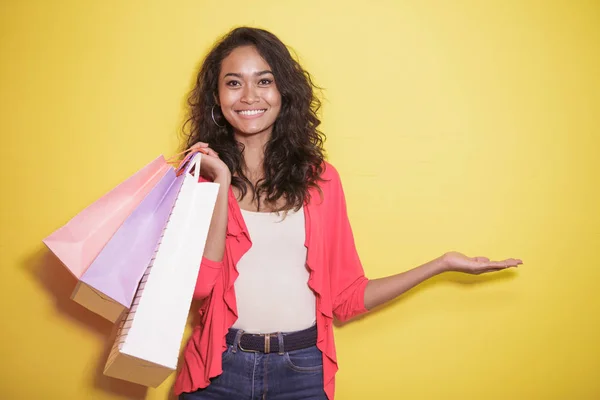 Asiatico ragazza con shopping bag presentazione copia spazio — Foto Stock