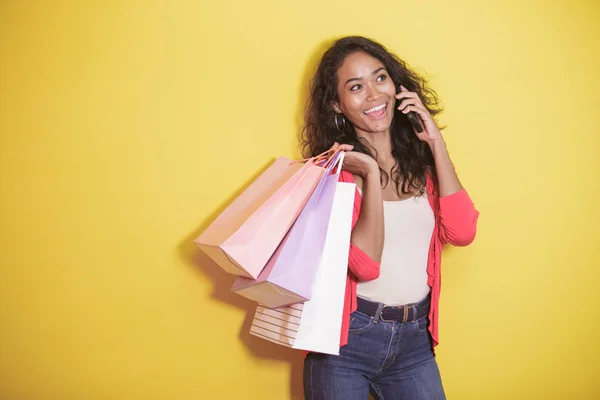 Mulher asiática com saco de compras falando em um telefone celular — Fotografia de Stock