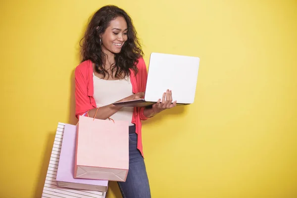 亚洲妇女在网上商店使用笔记本电脑购物 — 图库照片