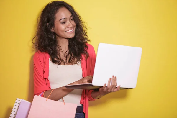 Mulher asiática compras na loja online usando laptop — Fotografia de Stock