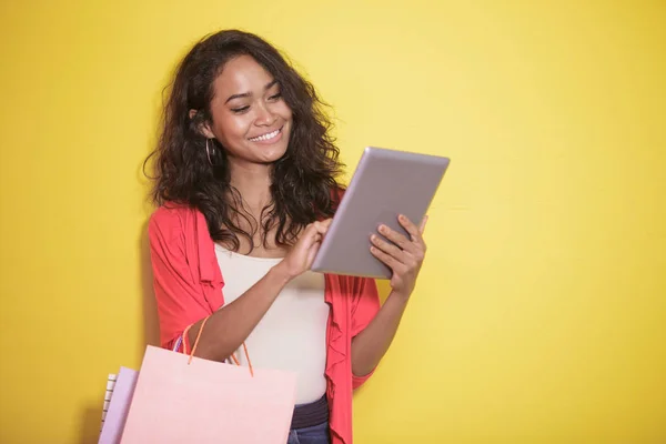 Shopaholic vérifier des choses à la boutique en ligne sur tablette — Photo