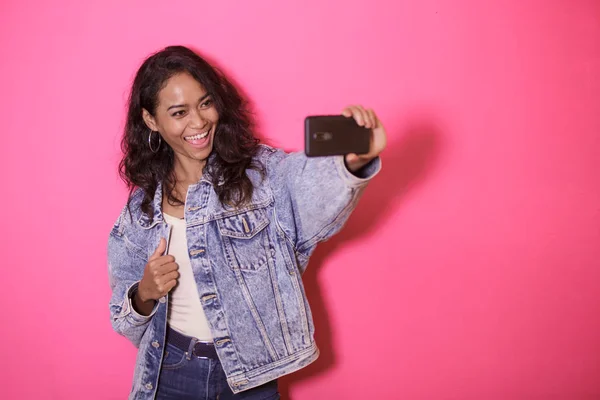 Lässige hübsche Frau macht Selfies mit Handy-Kamera — Stockfoto
