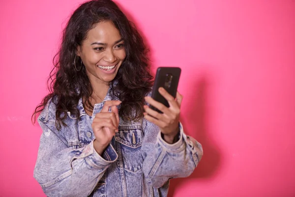 Lässige hübsche Frau macht Selfies mit Handy-Kamera — Stockfoto