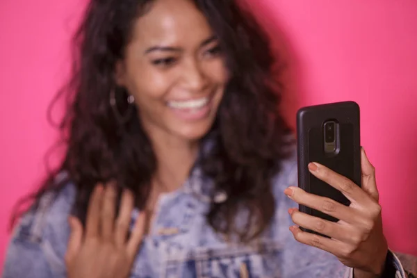 Casual bella donna prendendo selfie utilizzando la fotocamera del telefono cellulare — Foto Stock