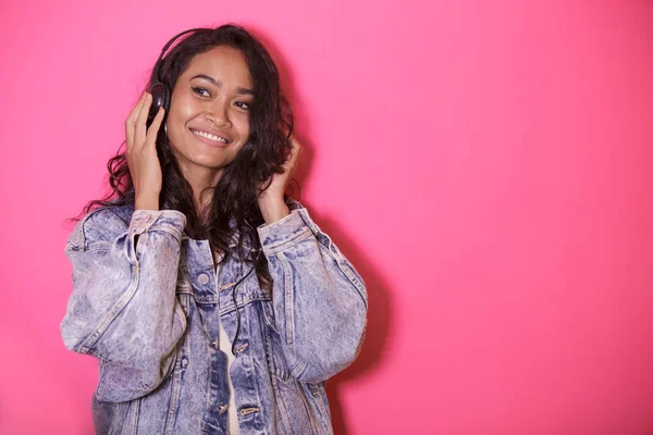 Casual hübsche Frau genießen Sie Musik hören — Stockfoto