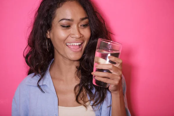 Casual mulher asiática com um copo de água mineral — Fotografia de Stock