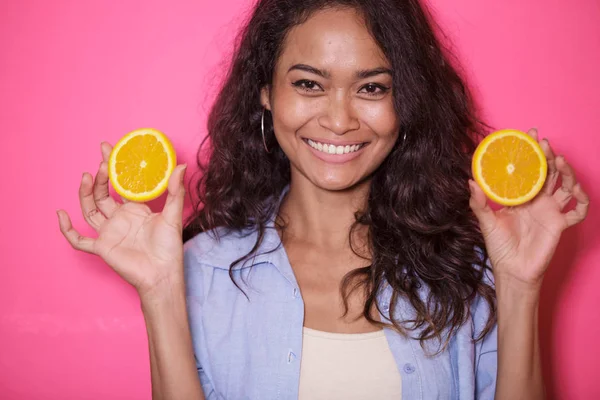 Expressive face of asian woman play with slices of lemon — Stock Photo, Image