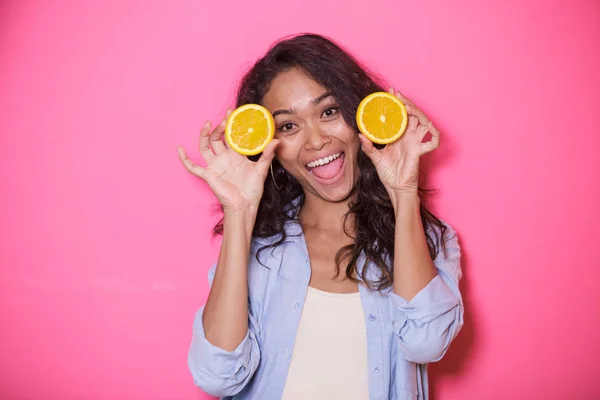 Expressive face of asian woman play with slices of lemon — Stock Photo, Image