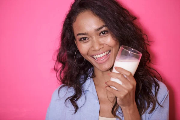 Ausdrucksstarkes Gesicht einer asiatischen Frau mit einem Glas Milch — Stockfoto