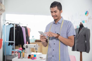 Moda Tasarımcısı kullanarak hareket eden telefon