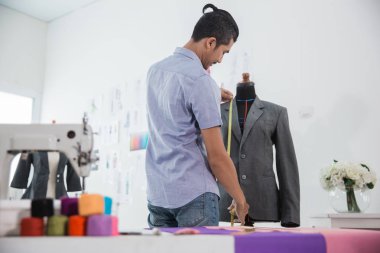 Moda Tasarımcısı yapmak bir takım elbise