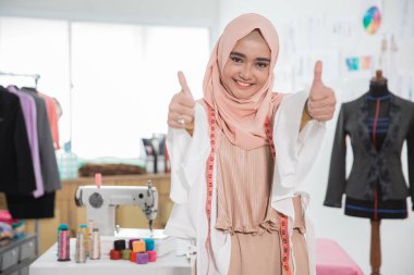 Moda Tasarımcısı başparmak göstermek yukarıya onun atölye