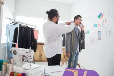 Moda Tasarımcısı müşteri vücut tedbir almak 