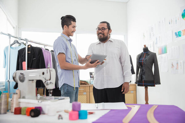 современный дизайнер обсуждает продукт с партнером
