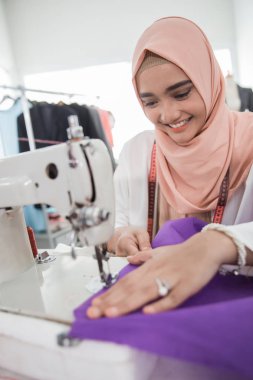 Moda Tasarımcısı yapmak bir takım elbise